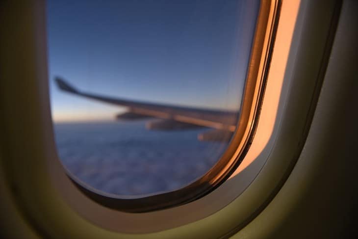 airplane-window-close-up-730×487-1